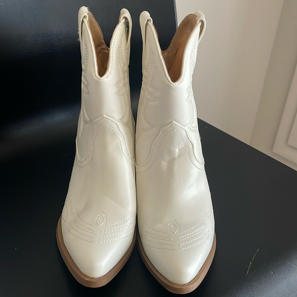 White cowgirl boots size 6
